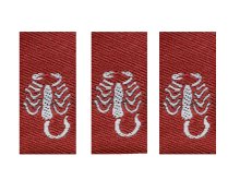 3 Webetiketten mit Mittelfaltung ca. 18 x 11 mm - Skorpion - rot