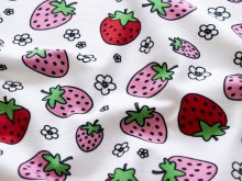 Jersey - frische Erdbeeren und Blüten - weiß
