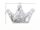 Nahaufnahme von Stick-Applikation zum Aufbügeln ca 6,5 cm x 4,5 cm - Krone mit Pailetten - silber 