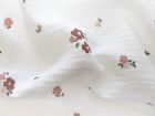 Nahaufnahme von Baumwoll Musselin Double Gauze - kleine Blümchen - wollweiß