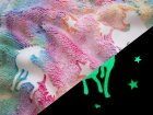 Wellnessfleece "Glow in the Dark" - Einhörner und Sterne auf Batikoptik - bunt
