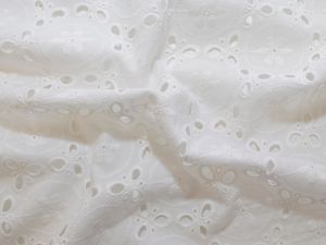 Webware Baumwolle Broderie - Lochstickerei - Abstraktes Muster - wollweiß