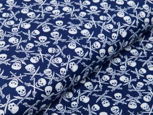 Webware Baumwolle Popeline - Totenköpfe und Säbel - marine
