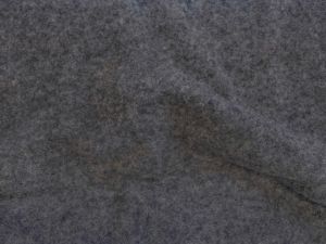 Nahaufnahme von einem Wollfleece in der Farbe rauchblau