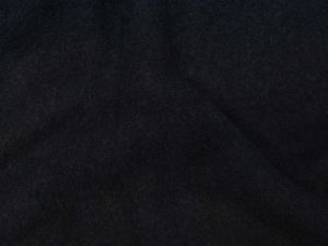 Nahaufnahme von einem Wollfleece in der Farbe dunkelblau
