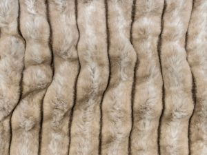 Nahaufnahme von einem Plüschstoff in Cordoptik - 3cm Rippen - beige