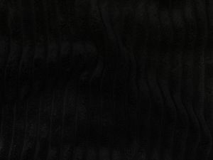 Nahaufnahme von eimen weichen Breitcord - ca. 1cm Rippen - uni schwarz