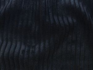 Nahaufnahme von einem Cordstoff in der Farbe dunkelblau