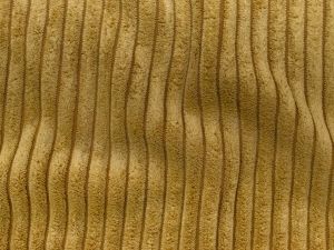 Nahaufnahme von einem Cordstoff in der Farbe ocker