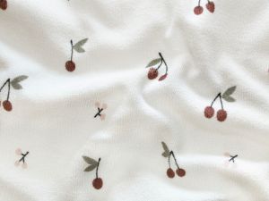Nahaufnahme von Stretch Frottee - Kirschen - wollweiß