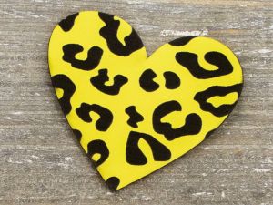 Nahaufnahme von Label Kunstleder KDS - Herz mit Leoprint - neongelb