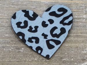 Nahaufnahme von Label Kunstleder KDS - Herz mit Leoprint - blau