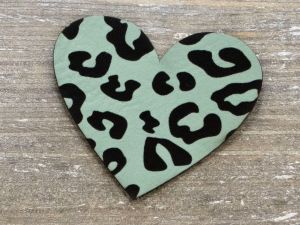 Nahaufnahme von Label Kunstleder KDS - Herz mit Leoprint - mint