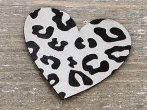 Nahaufnahme von Label Kunstleder KDS - Herz mit Leoprint - silber