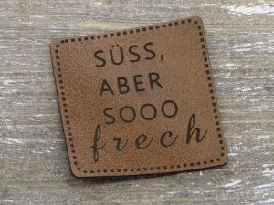 Nahaufnahme von Label Kunstleder KDS - Süss, aber sooo frech - braun