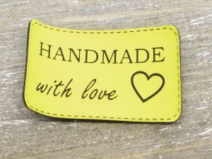 Nahaufnahme von Label Kunstleder KDS - Handmade with love - neongelb