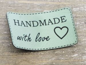 Nahaufnahme von Label Kunstleder KDS - Handmade with love - mint