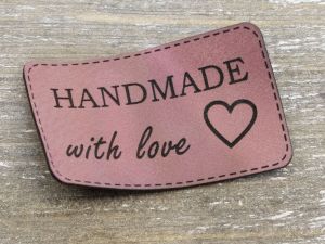 Nahaufnahme von Label Kunstleder KDS - Handmade with love - mauve