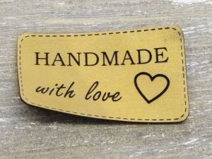 Nahaufnahme von Label Kunstleder KDS - Handmade with love - gold