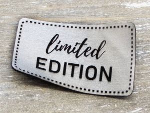 Nahaufnahme von Label Kunstleder KDS - limited Edition - silber