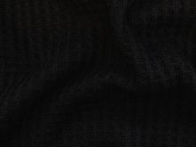 Nahaufnahme des Strickstoffs in Waffeloptik – schwarz. Der Stoff zeigt die strukturierte Oberfläche in Schwarz, ideal für Bekleidung und Accessoires mit einem modernen, texturierten Design.






