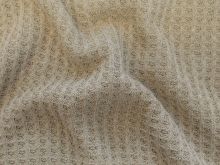 Nahaufnahme des Strickstoffs in Waffeloptik – beige. Die strukturierte Oberfläche des Stoffes zeigt die dezente beige Farbe, ideal für vielseitige Nähprojekte wie Kleidung und Accessoires