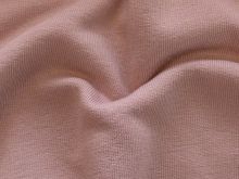 Nahaufnahme des leicht angerauten Sweat-Stoffs in uni Altrosa – ideal für die Herstellung von bequemer Freizeitbekleidung wie Sweatshirts, Hoodies und gemütlichen Oberteilen. Der Stoff bietet eine weiche, angenehme Haptik und sorgt für hohen Tragekomfort.