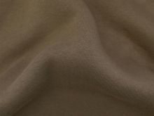 Nahaufnahme des Alpenfleeces in uni Taupe – zeigt die weiche, warme Textur und die einheitliche Farbgebung des Stoffes, ideal für die Herstellung von Winterkleidung und gemütlichen Accessoires