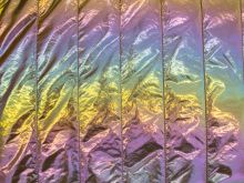 Nahaufnahme des Stepper Jackenstoffs Swafing Emine mit Rainbow-Effekt – zeigt die strukturierte Oberfläche und die farbenfrohen, schimmernden Muster des Stoffes, ideal für die Herstellung von Jacken und Outdoor-Bekleidung.