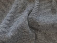 Nahaufnahme des gerippten Bündchens im Schlauch – meliert grau. Zeigt die strukturierte, elastische Textur des Bündchens in einer grauen Melierung, ideal für Bündchen an Pullovern, Jacken und Accessoires