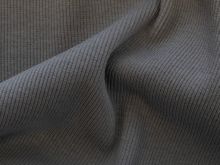 Nahaufnahme des gerippten Bündchens im Schlauch – uni grau. Die elastische Struktur des grauen Bündchens eignet sich ideal für Bündchen an Pullovern, Jacken und weiteren Bekleidungsstücken.






