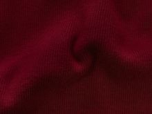 Nahaufnahme des gerippten Bündchens im Schlauch – uni dunkelrot. Zeigt die elastische, strukturierte Textur des dunkelroten Bündchens, ideal für Bündchen an Pullovern, Jacken und Accessoires