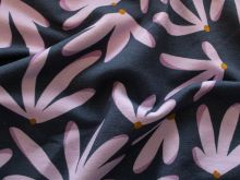 French Terry Stoff aus Baumwolle und Modal mit floralem Print in Rosa- und Violetttönen auf dunkelblauem Hintergrund, ideal für Kleidung und Accessoires.
