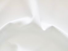Nahaufnahme von hochwertigem Webware Hosenstoff in uni Weiß – robuster und pflegeleichter Stoff, ideal für die Herstellung von Hosen, Chinos, Shorts und weiteren Bekleidungsstücken. Perfekt für professionelle Nähprojekte und stilvolle Kleidung