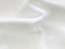 Weicher Jerseystoff in Uniweiß mit feiner, gleichmäßiger Struktur, ideal für Bekleidung, Heimtextilien und kreative Nähprojekte.