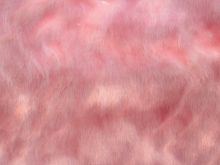 Weiches rosafarbenes Fellimitat mit zarten Farbverläufen und realistischer Struktur, ideal für Mode, Wohnaccessoires und kreative DIY-Projekte.