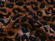Nahaufnahme von einem Jacquard mit  Animalprint in rost mit gelben und weißen Details.