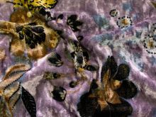 Nahaufnahme von Pannesamt velours bedruckt elastisch mit Blumen in flieder
Dieser Stoff verleiht Ihren Kleidern, Röcken und Blusen einen eleganten Touch.
Pannesamt wird aufgrund des Schimmers auch gern zu Dekorationszwecken verwendet.