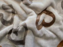 Nahaufnahme von einem kuschligem Fleece mit verschiedenen Herzchen