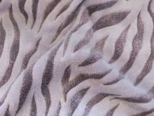 Nahaufnahme von einem kuschligen Fleece in grau mit Zebra Print