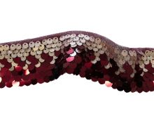 Nahaufnahme von einer glitzer Borte mit Pailetten in bordeaux