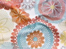 Nahaufnahme von Jacquard Dekostoff - Mandala - türkis - rot