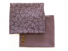 Nahaufnahme von Jersey Stoffpaket mit Kunstleder-Label - Herzchen - mauve