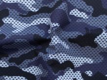 Nahaufnahme von Badehosenstoff wasserabweisend recycelt - camouflage - dunkelblau