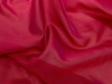 Nahaufnahme von Chiffon changierend - Designerstoff aus Spanien - rot