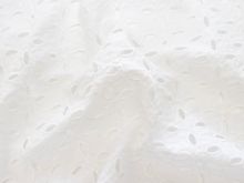 Nahaufnahme von Webware Baumwolle Broderie - Lochstickerei - Abstraktes Muster - wollweiß