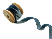 Nahaufnahme von Samtband ca. 10 mm - uni - blau