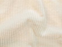 Nahaufnahme von einem Breitcord in der Farbe creme