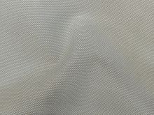 Nahaufnahme von einem Outdoorstoff mit gewebtem Muster in grau
