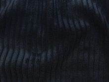 Nahaufnahme von einem Cordstoff in der Farbe dunkelblau